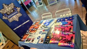 Stoisko policyjne z profilaktyką.