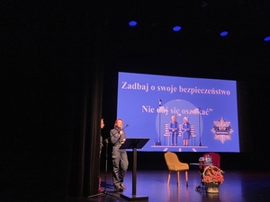 Policjantka podczas prelekcji.