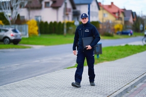 Dzielnicowy w rejonie służbowym.