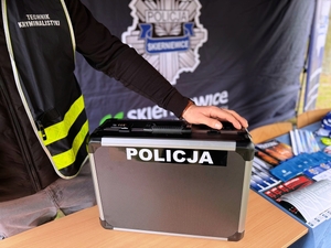 Walizka technika kryminalistycznego.