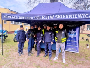 Policjanci pod policyjnym namiotem.