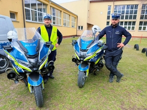 Policjanci ruchu drogowego przy służbowych motocyklach.