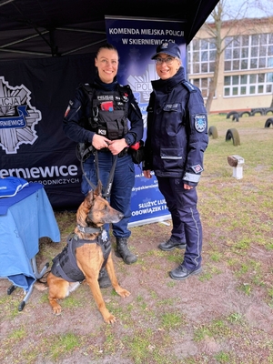 Policjantki na policyjnym stanowisku.