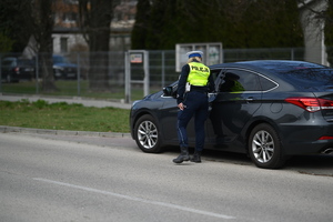 Policjantka podczas kontroli drogowej.