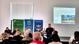 Policjanci i uczestnicy podczas konferencji.