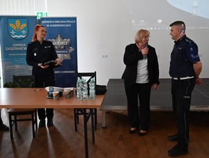 Policjanci i uczestnicy podczas konferencji.