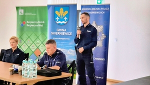 Policjanci i uczestnicy podczas konferencji.
