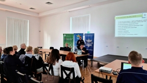 Policjanci i uczestnicy podczas konferencji.