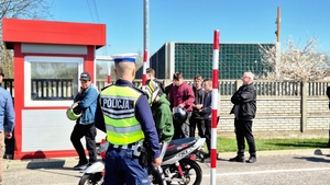 Uczestnicy z policjantami podczas turnieju.