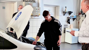 Uczestnicy z policjantami podczas turnieju.