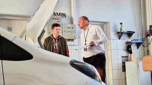 Uczestnicy z policjantami podczas turnieju.