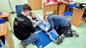 Uczestnicy z policjantami podczas turnieju.