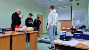 Uczestnicy z policjantami podczas turnieju.