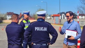 Uczestnicy z policjantami podczas turnieju.