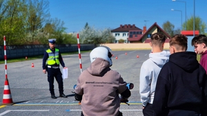 Uczestnicy z policjantami podczas turnieju.