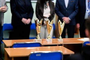 Puchary podczas ogłoszenia wyników.