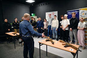 Nauczyciel przedstawia zasady turnieju uczniom.