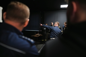 Nauczyciel przedstawia zasady turnieju uczniom.