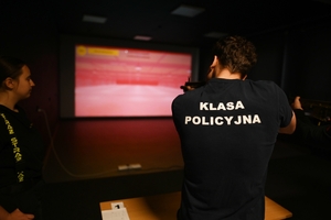 Uczniowie strzelający podczas zmagań sportowych.