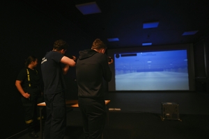 Uczniowie strzelający podczas zmagań sportowych.