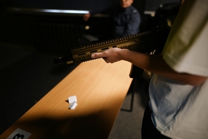 Uczniowie strzelający podczas zmagań sportowych.