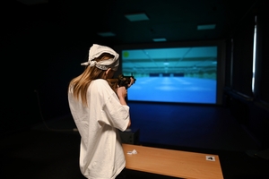 Uczniowie strzelający podczas zmagań sportowych.