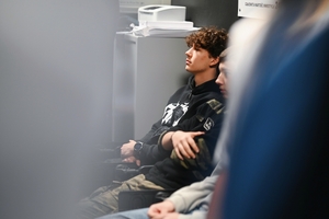 Uczniowie strzelający podczas zmagań sportowych.