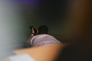 Uczniowie strzelający podczas zmagań sportowych.