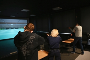 Uczniowie strzelający podczas zmagań sportowych.