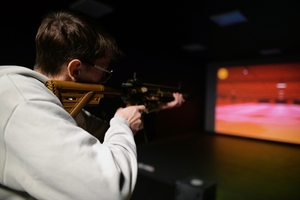 Uczniowie strzelający podczas zmagań sportowych.