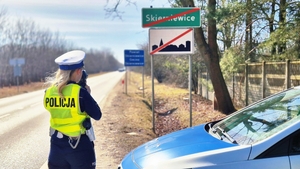 Policjantka podczas czynności ssłużbowych.