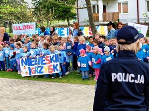 Policjantka z dziećmi.