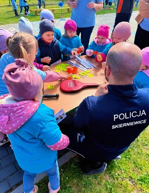 Policjant z dziećmi.