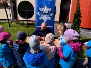 Policjant z dziećmi.