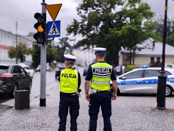 Policjanci na skrzyżowaniu.