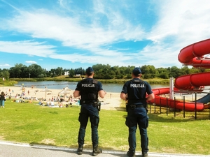 Policjanci na tle Zalewu skierniewickiego.