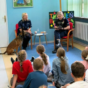 policjantki w bibliotece