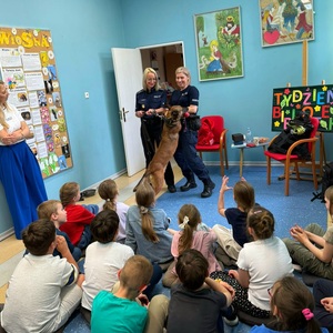 Policjantki w bibliotece