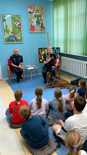 Policjantki w bibliotece