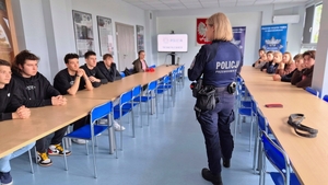 Studenci podczas spotkania z policjantami.