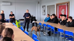 Studenci podczas spotkania z policjantami.