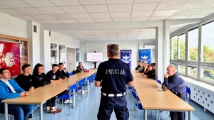 Studenci podczas spotkania z policjantami.