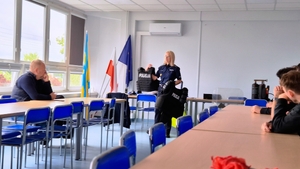 Studenci podczas spotkania z policjantami.