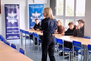 Studenci podczas spotkania z policjantami.