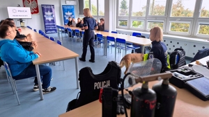 Studenci podczas spotkania z policjantami.