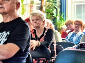 Seniorzy podczas prelekcji.