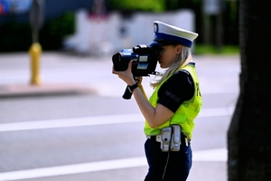 Policjantka z radarem.