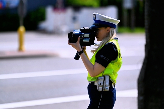 Policjantka z radarem.