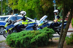 Policjanci na motocyklach.