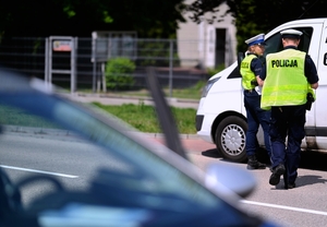Policjanci kontrolujący pojazd.